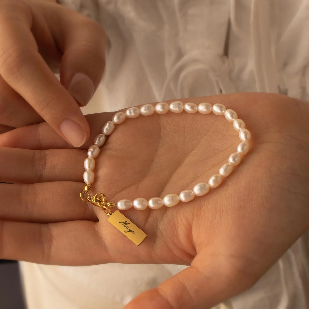 Pearl bracelet with gold engraved name tag